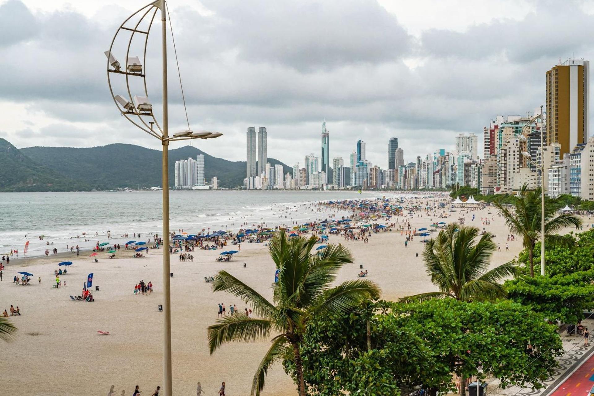 Ferienwohnung Apto Pe Na Areia Com Linda Vista Frente Mar Cel403 Balneário Camboriú Exterior foto